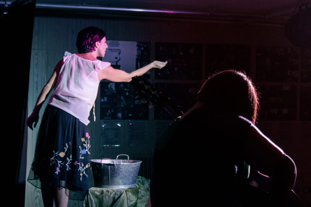 Las Seis Doncellas de Juan Ramón Jimenez. Interpretado por Silvia Nogales y Esther Acevedo. Ilustrado por Laura Ferreiro (www.sozosuru.com)